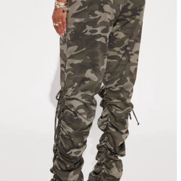 Fashion Nova Tide Is High Stacked Wide Leg Camo Pants Medium NWT - Picture 4 of 8